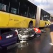 Conducente picchiato con ombrello bus finisce sopra auto13