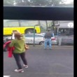Conducente picchiato con ombrello bus finisce sopra auto9