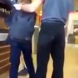 Dipendente Burger king prende a schiaffi studente e lo costringe a spazzare 3