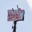 Francesco Totti, striscione su gru a Trigoria 13