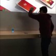 Francia, entra in un negozio Apple e distrugge gli iPhone uno per uno2