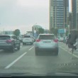 Kazakistan, uomo a cavallo sullo struzzo supera auto in coda3