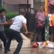 Kung fu in strada: due uomini fanno le mosse e non si colpiscono mai2