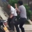 Kung fu in strada: due uomini fanno le mosse e non si colpiscono mai