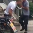 Kung fu in strada: due uomini fanno le mosse e non si colpiscono mai8