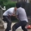 Kung fu in strada: due uomini fanno le mosse e non si colpiscono mai6