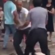 Kung fu in strada: due uomini fanno le mosse e non si colpiscono mai5