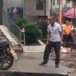 Kung fu in strada: due uomini fanno le mosse e non si colpiscono mai4