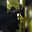 Londra, donna ubiraca insulta uomo di colore sul bus Parla inglese