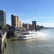 Londra, nave turistica finisce contro molo4