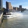 Londra, nave turistica finisce contro molo3