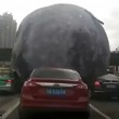 Luna gonfiabile gigante travolge auto e pedoni a Fuzhou in Cina