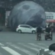 Luna gonfiabile gigante travolge auto e pedoni a Fuzhou in Cina6