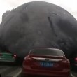 Luna gonfiabile gigante travolge auto e pedoni a Fuzhou in Cina2