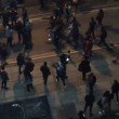 Manchester, 100 giovani in uniforme scolastica si picchiano in strada5