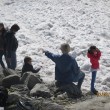 Monte Bianco, turisti in shorts saltellano tra i crepacci FOTO