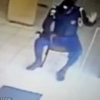 Poliziotto brasiliano gioca con pistola