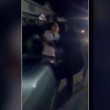 Un poliziotto di Asheville nel North Carolina spinge violentemente una ragazza di 16 anni a terra. E' accaduto mentre i poliziotti stavano arrestando il fratello3
