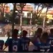 Pisa, calciatori festeggiano con tifosi fuori dallo stadio