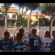 Pisa, calciatori festeggiano con tifosi fuori dallo stadio10