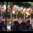 Pisa, calciatori festeggiano con tifosi fuori dallo stadio11