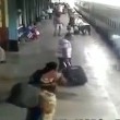 Scivola vicino al treno in movimento, salvato da agente di polizia 3