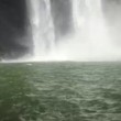 Si butta da una delle cascate più alte del mondo: salvato da due turisti4