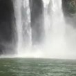 Si butta da una delle cascate più alte del mondo: salvato da due turisti3