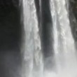 Si butta da una delle cascate più alte del mondo: salvato da due turisti2