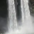Si butta da una delle cascate più alte del mondo: salvato da due turisti