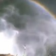 Si butta da una delle cascate più alte del mondo: salvato da due turisti9