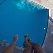 Si lancia in piscina dal tetto di casa