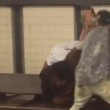 Molestano ragazza nella stazione metro e picchiano fidanzato