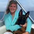 Cane cade dalla barca: nuota per 10 km per tornare dai padroni