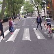 YOUTUBE Pedone contro ciclista, quasi rissa: "Ti devi fermare, è la legge!"01