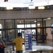 VIDEO YOUTUBE Teramo, crolla lucernario in centro commerciale: sgomberato
