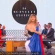 YOUTUBE Francia: polemica burkini, la conduttrice in tv mostra...
