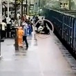 VIDEO YOUTUBE India, madre e figlio sui binari rischiano di essere travolti 3