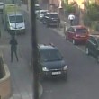 VIDEO YOUTUBE Londra, spara in pieno giorno a due passanti con un fucile da caccia 4