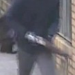 VIDEO YOUTUBE Londra, spara in pieno giorno a due passanti con un fucile da caccia 2