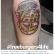 Tatuaggio con hamburger su menù, fast food ti regala panini a vita