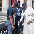 Papa Francesco accarezza Leo, cane eroe. E indossa berretto polizia 2