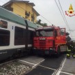 Gazzada, camion bloccato nel passaggio a livello: treno lo travolge 3