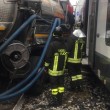 Gazzada, camion bloccato nel passaggio a livello: treno lo travolge 4