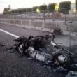 Porsche d'epoca a fuoco in autostrada: completamente distrutta FOTO