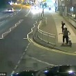 VIDEO YOUTUBE Donna da sola in strada di notte: aggredita ma riesce a salvarsi 3