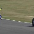 VIDEO Valentino Rossi contro Aleix Espargaro: gli fa dito medio