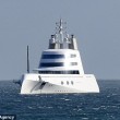 Mega yacht oligarca russo costretto a restare a largo: non entra in porto01