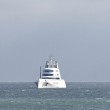 Mega yacht oligarca russo costretto a restare a largo: non entra in porto3