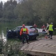 Affonda in auto nel lago col suo cane tre persone li salvano 6